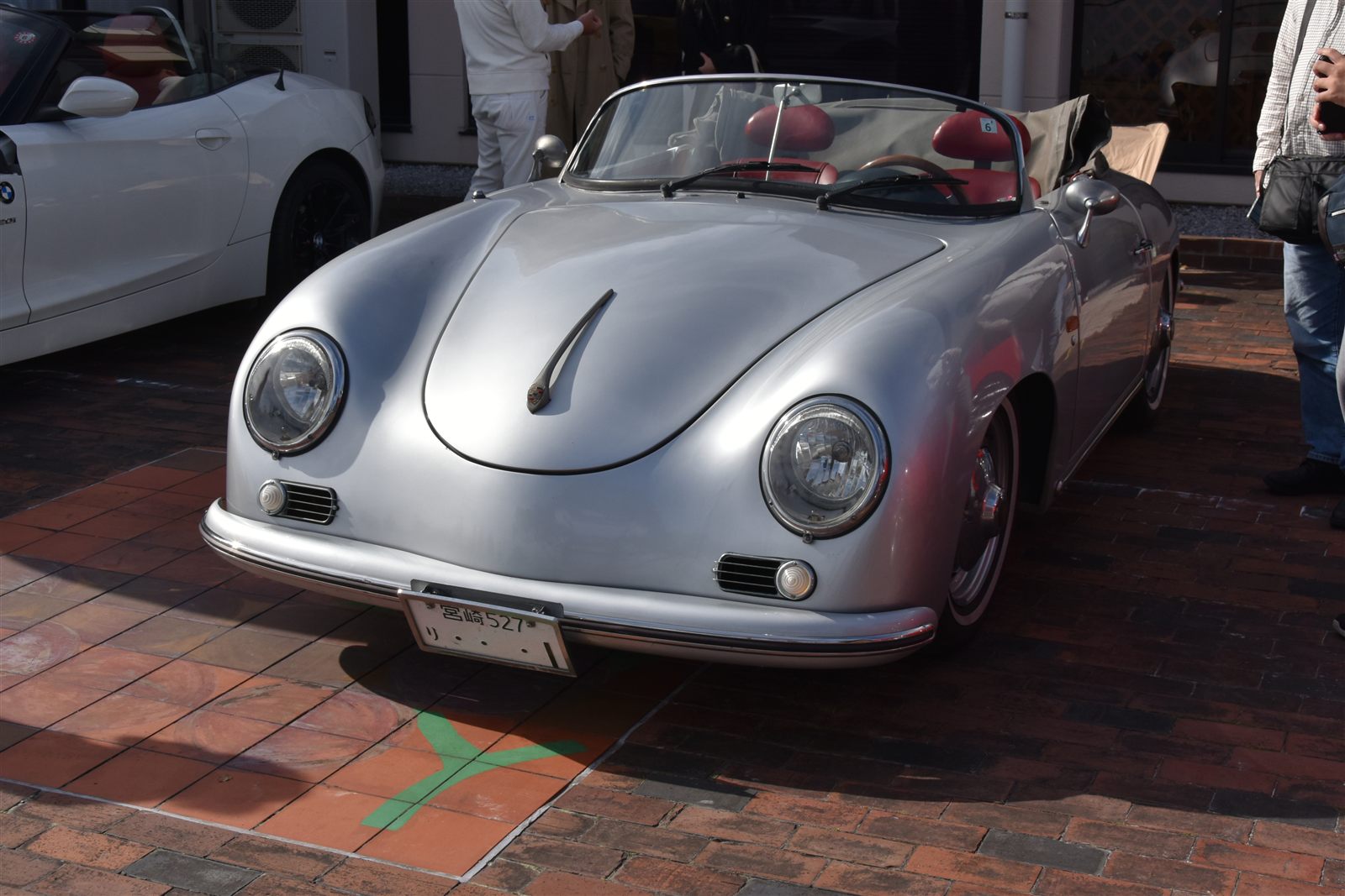 銀色のポルシェ356(2024年)