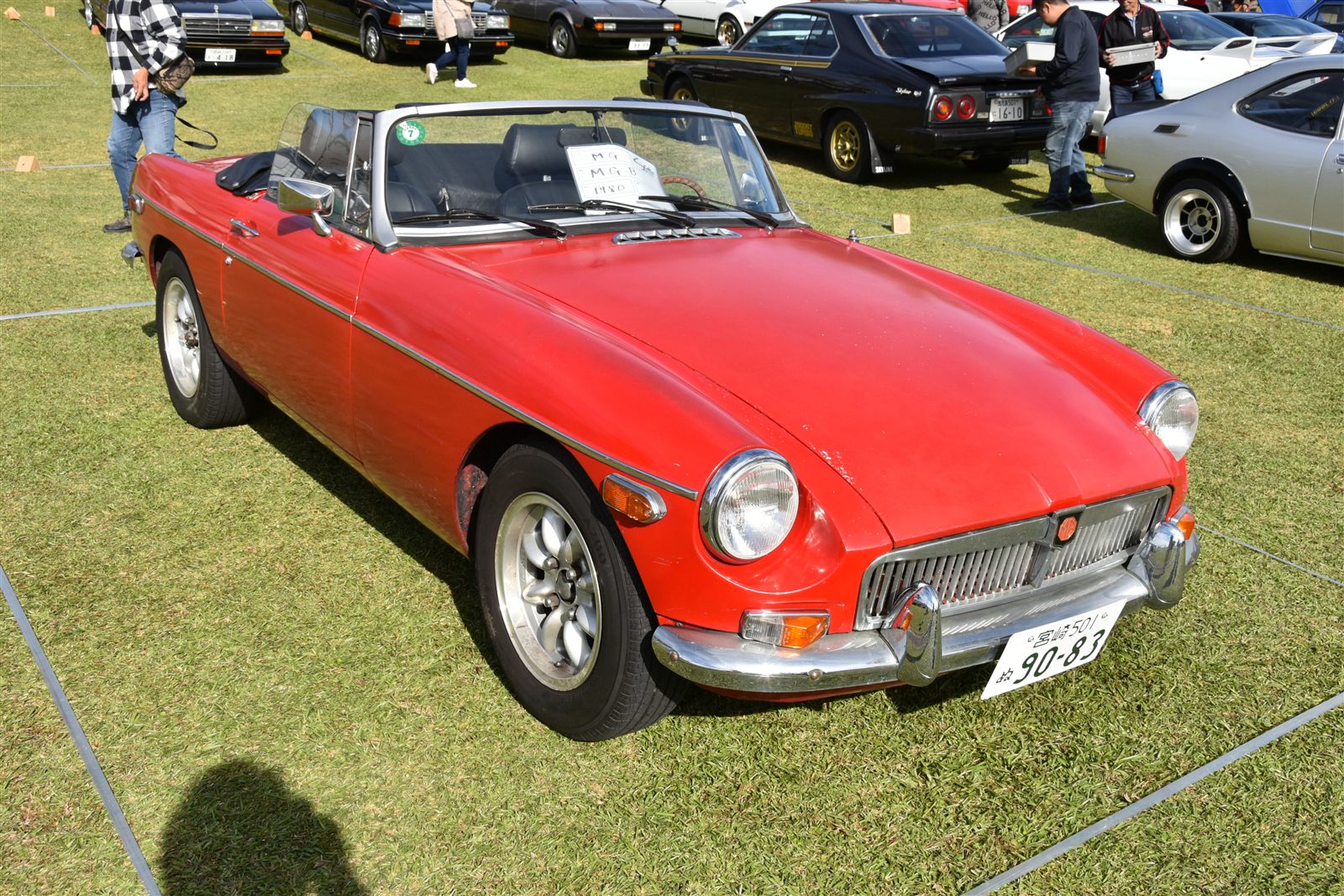 赤いMGのオープンカー(2024年)