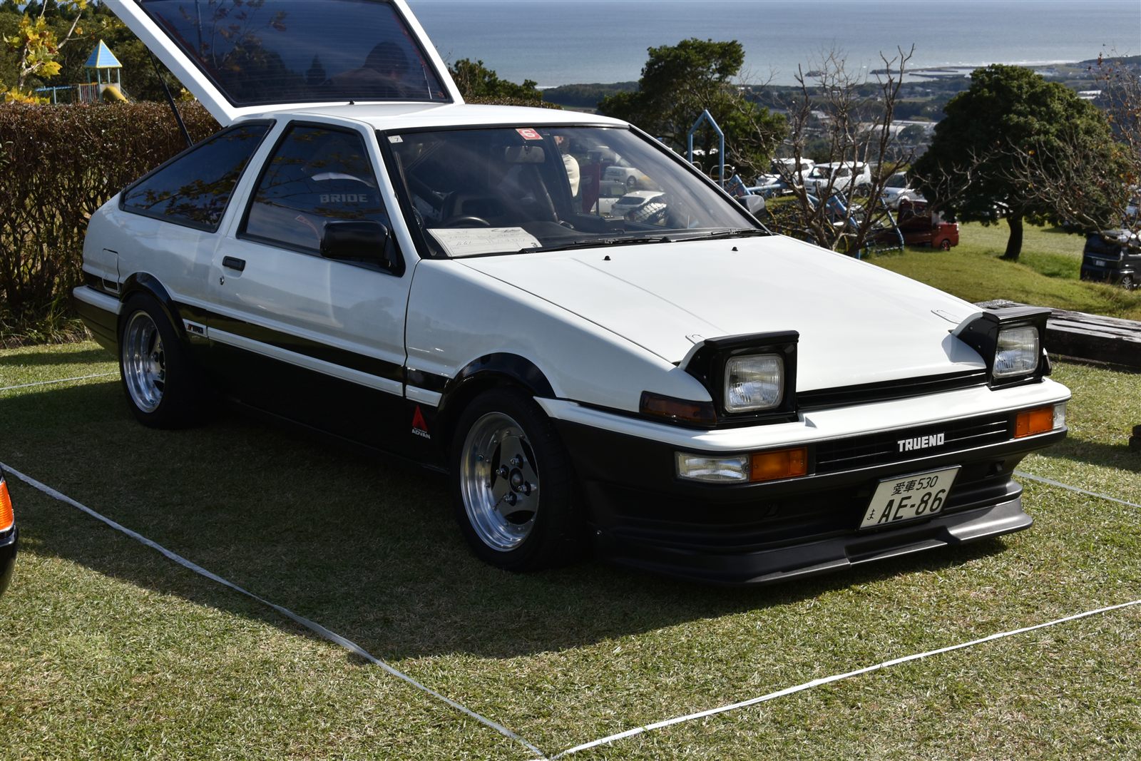 白いトヨタ・カローラレビン(AE86)(2024年)